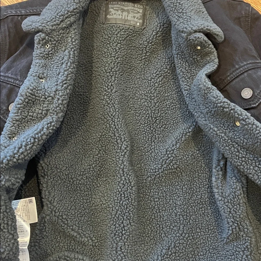 Levi's Men's Black Sherpa-Lined Denim Jacket - Picture 4 of 5